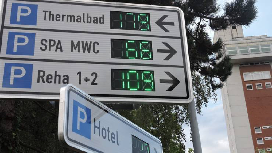 estacionamentos inteligentes possuem placas assim espalhadas nas cidades